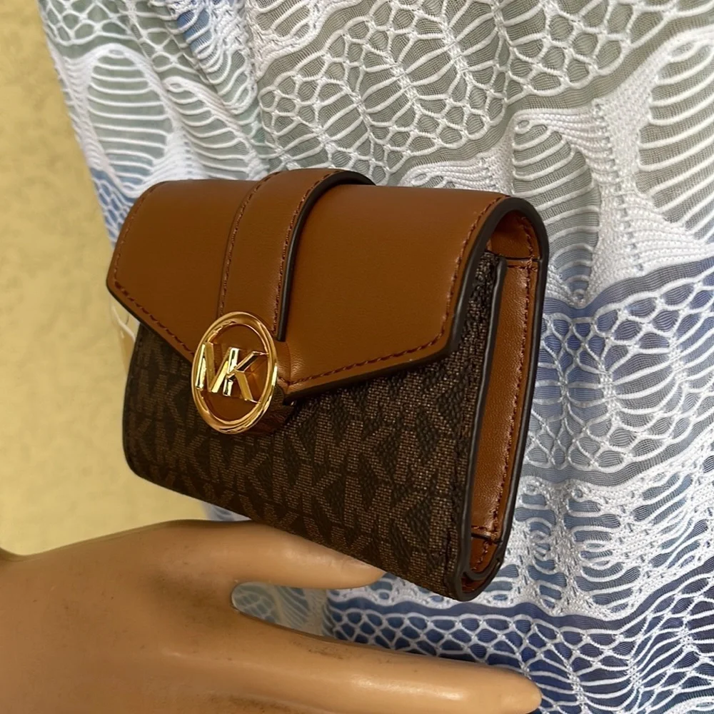 MICHAEL KORS CARMEN MEDIUM LOGO AND FAUX LEATHER WALLET BROWN